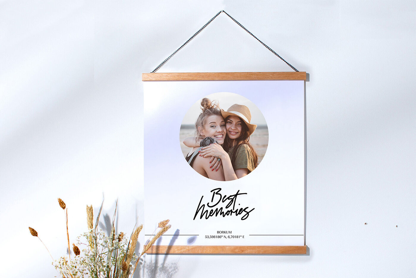 Dos personas se abrazan frente a un hermoso fondo, un momento capturado con amor