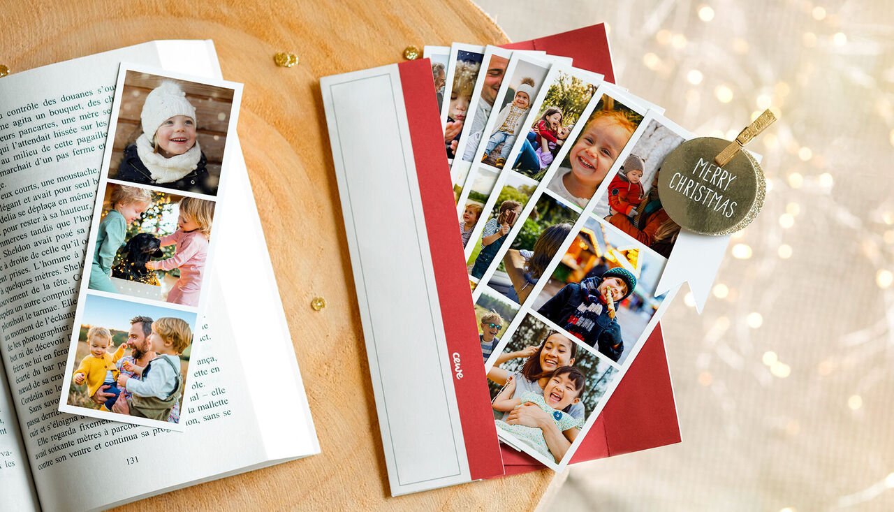 Una selección de fotos que muestran momentos felices está sobre una mesa. Incluye una etiqueta de Navidad.