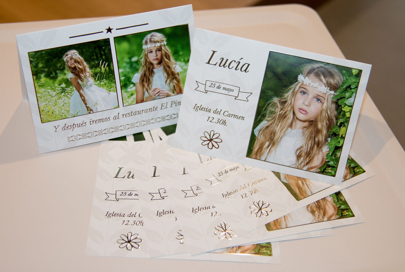 Dos tarjetas de invitación festivas para una celebración con elementos florales y una foto de una mujer con vestido blanco.