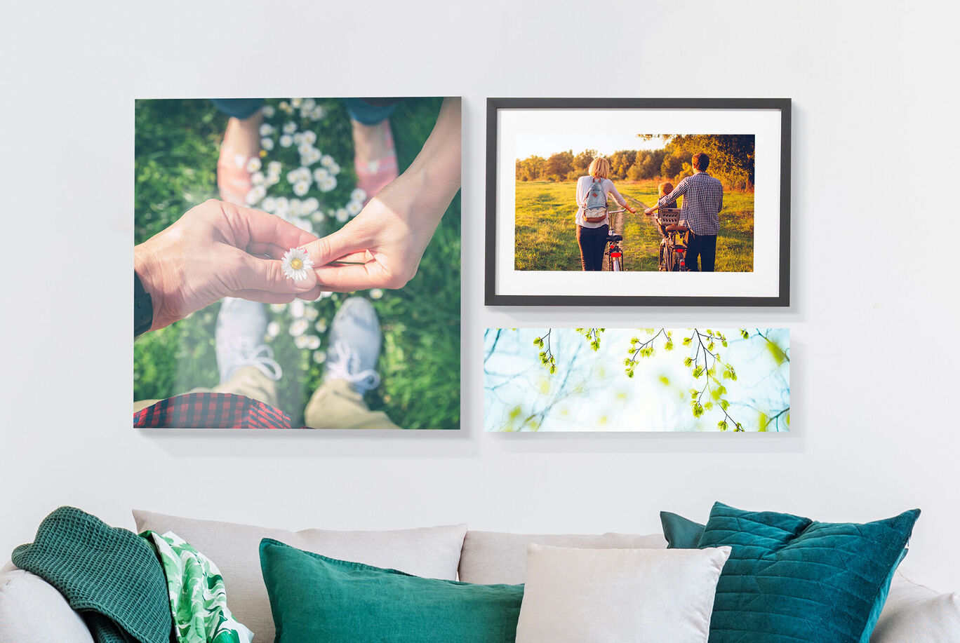 Dos imágenes en una pared y un suave fondo verde.