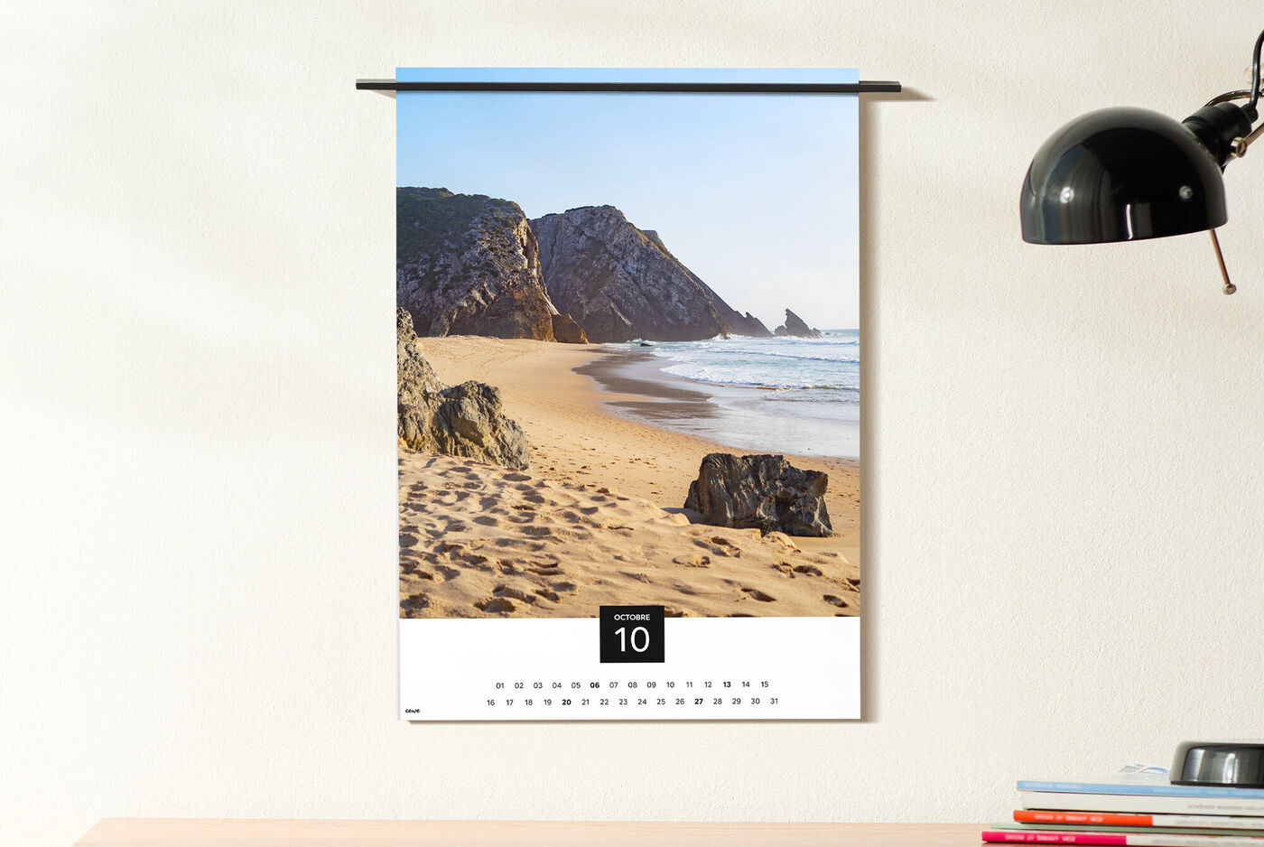 calendario de pared con láminas intercambiables para cambiar de mes a mes.