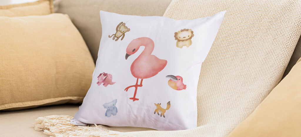 Cojín con un colorido flamenco y adorables motivos de animales.
