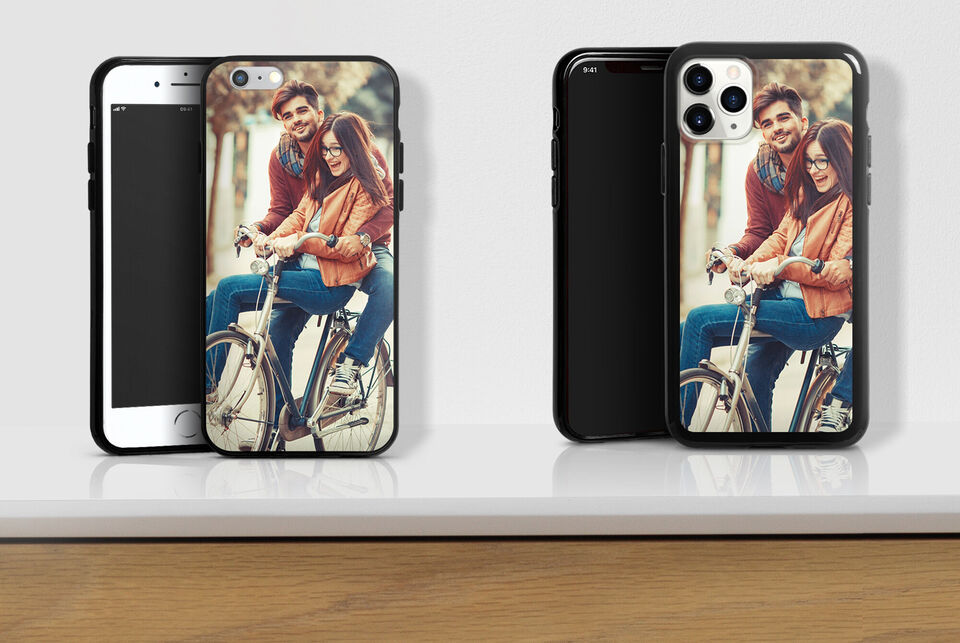 Dos smartphones con fundas personales sobre una mesa, mostrando un paseo en bicicleta.