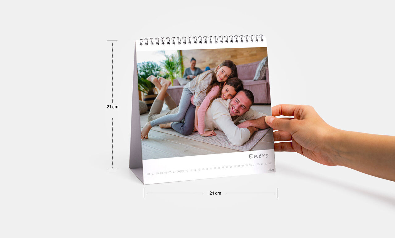 Calendario personalizado de mesa grande con fotografías familiares. Tamaño 21x21cm.