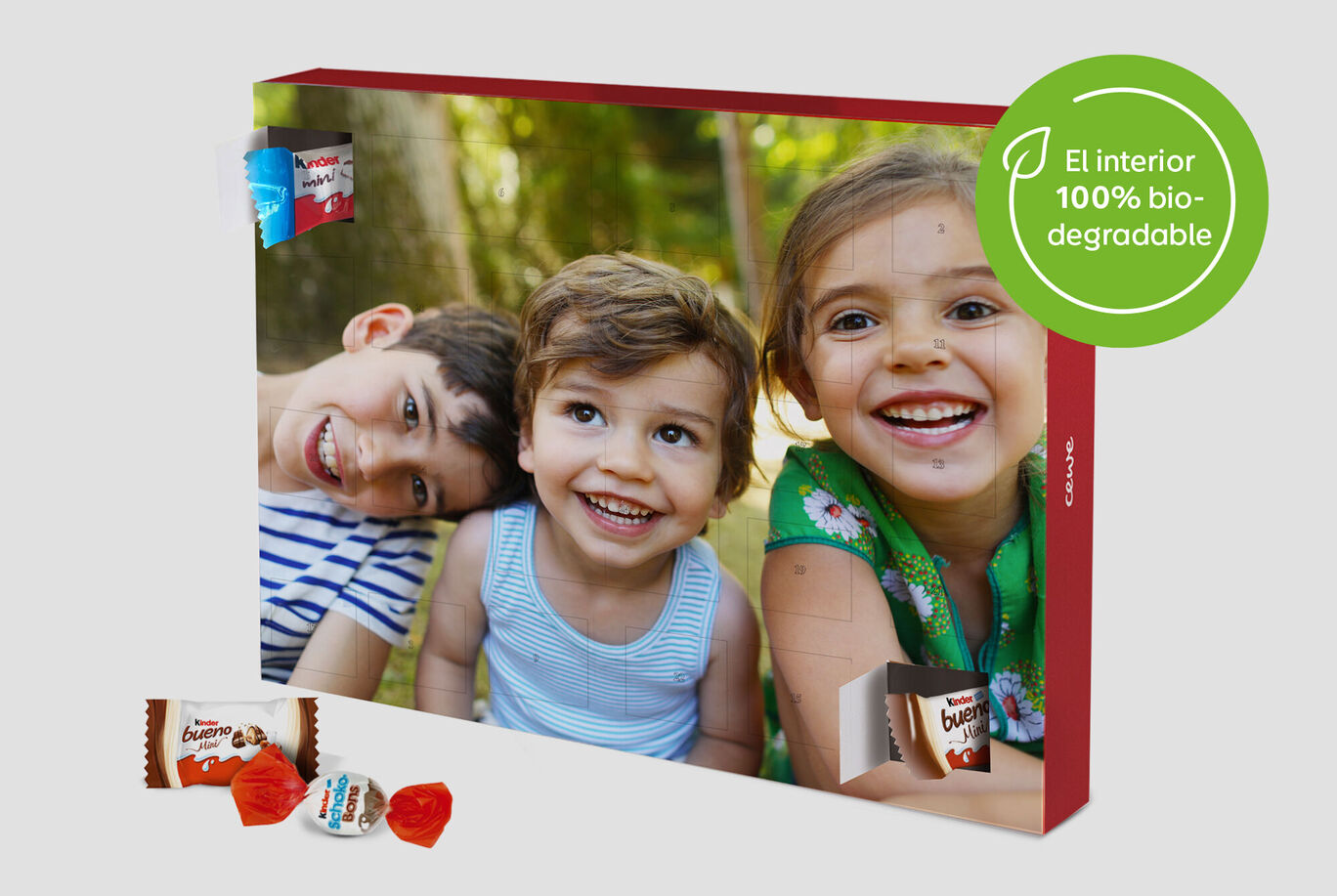 Niños felices en la naturaleza con dulces