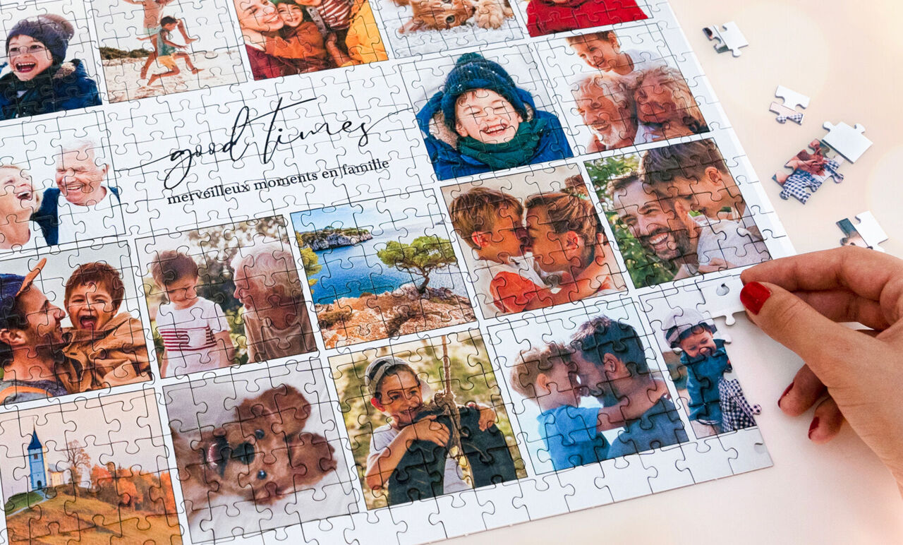 Puzzle fotográfico personalizado con collage de imágenes familiares y texto. Detalle de la mano encajando la pieza final sobre una mesa.