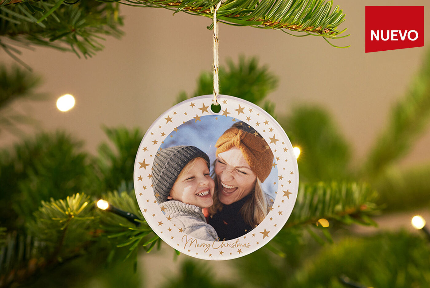 Adorno redondo de árbol de Navidad con motivo de corazón y foto de dos personas.
