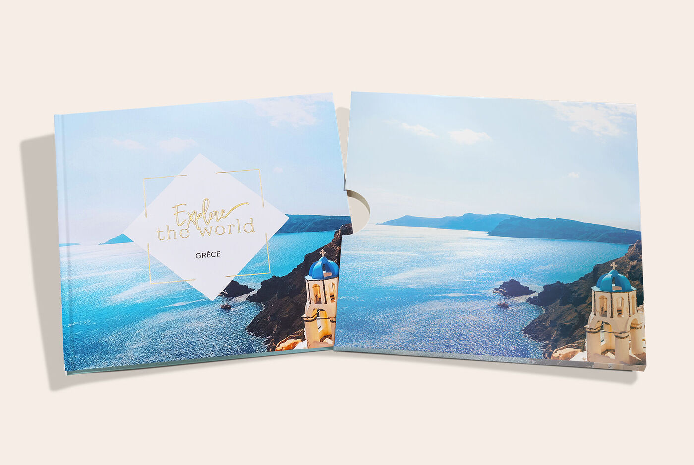 Un álbum CEWE encantador con un abuelo feliz sosteniendo a su nieto en las manos, ambos ríen felices.