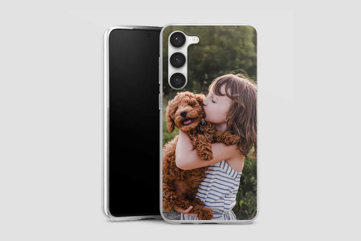 Niña abraza un perro pequeño y dulce sobre un fondo de pantalla con un entorno natural.