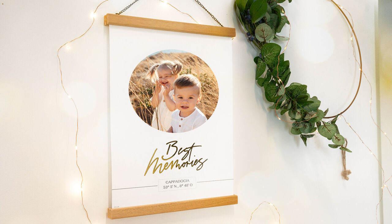 Una hermosa decoración con la frase 'Mejores Recuerdos' y un niño sonriente en un campo.