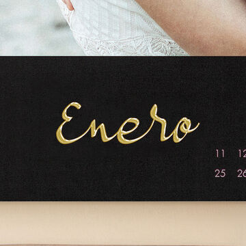 La imagen muestra un resumen mensual del calendario para enero, en elegante tipografía dorada sobre fondo oscuro.