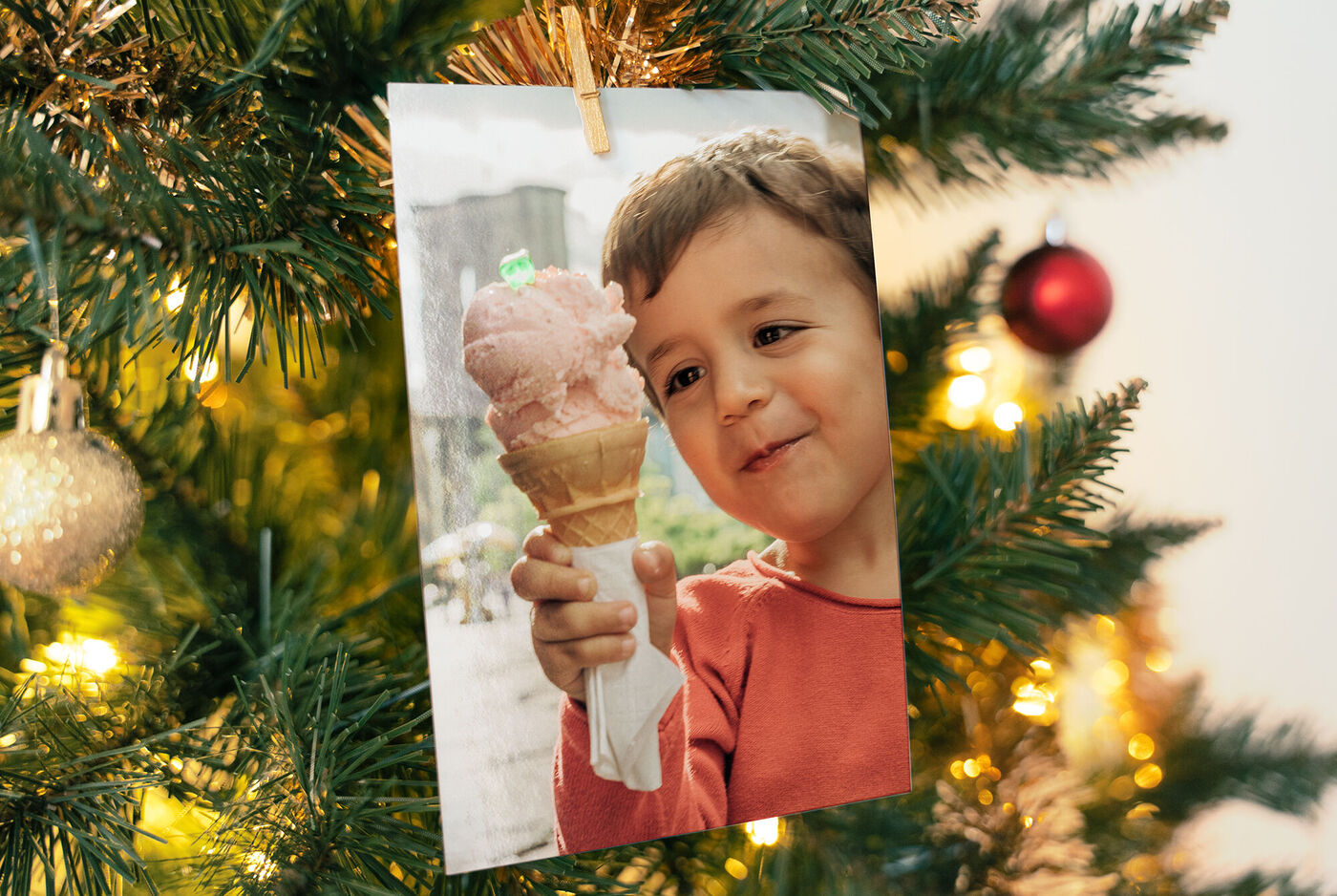 Cuelga tus revelados en el árbol de Navidad para una decoración navideña personalizada.