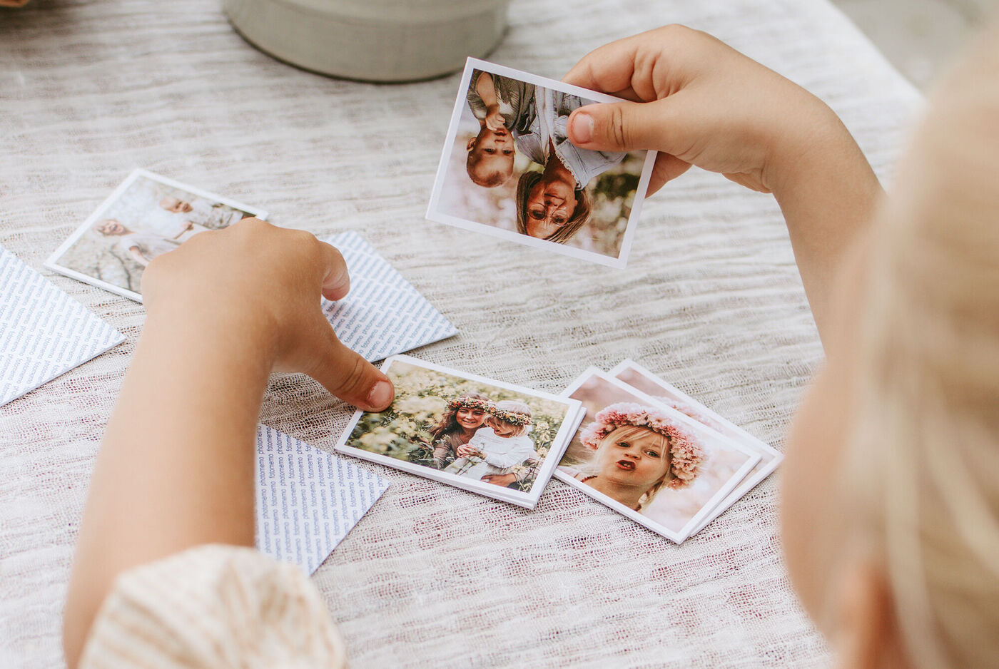 Un niño revisa fotos con cariño y hojea recuerdos.