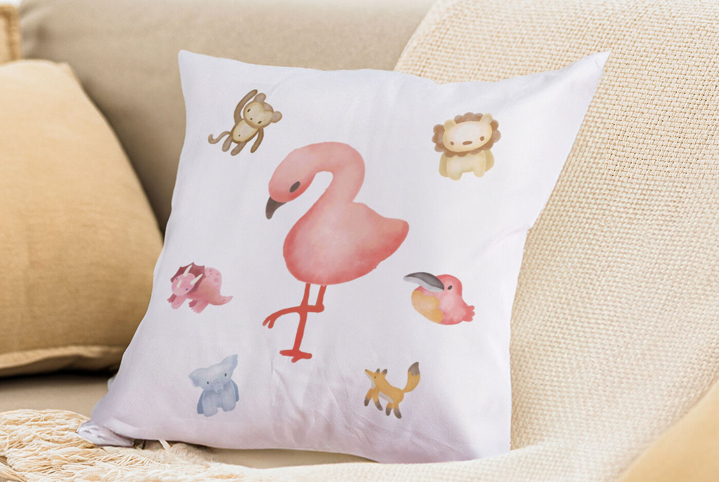 Un cojín con coloridos motivos de animales, incluyendo un flamenco rosa, un león y un oso de peluche.