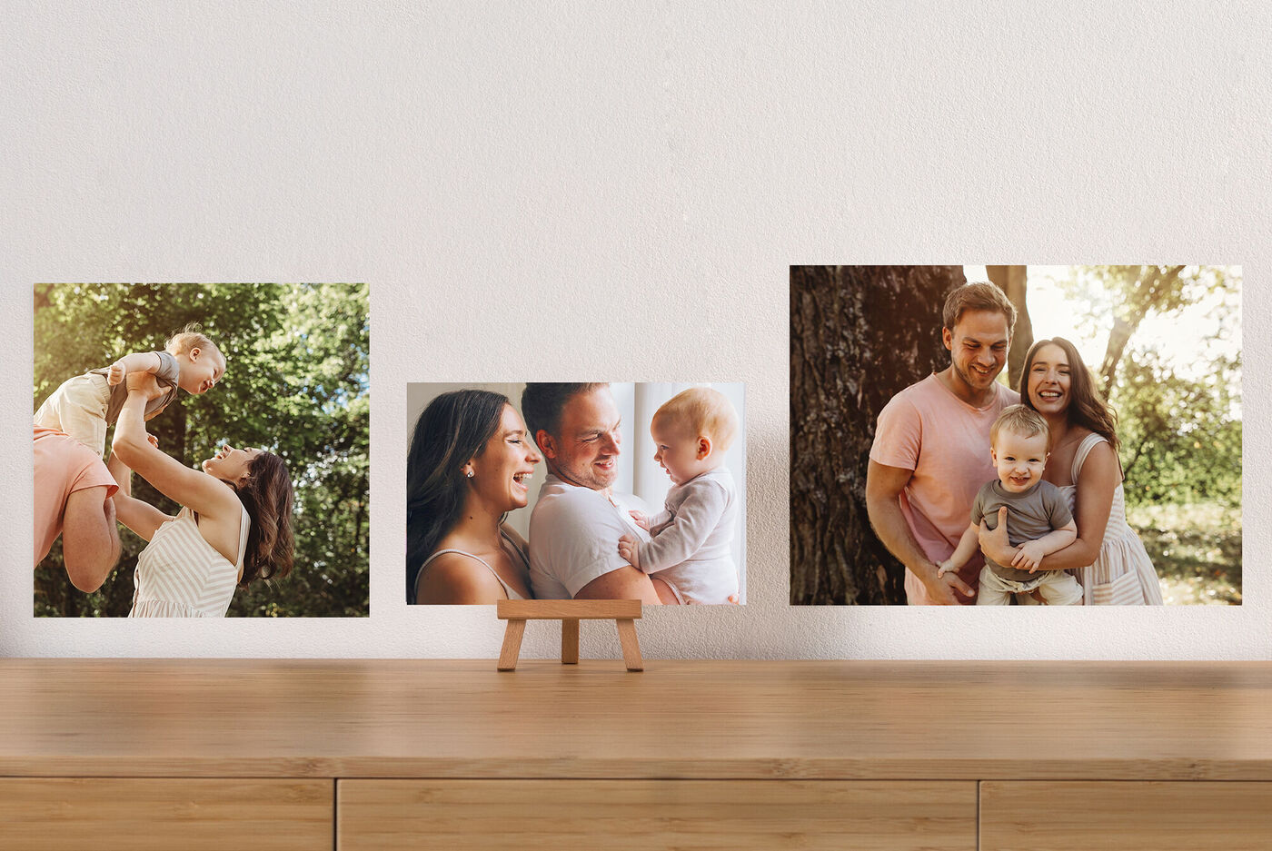 La familia disfruta de bonitos momentos al aire libre.