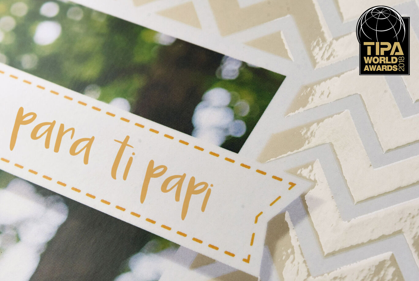 Primer plano de una tarjeta de saludo hecha con amor que dice: 'Para ti papi'.