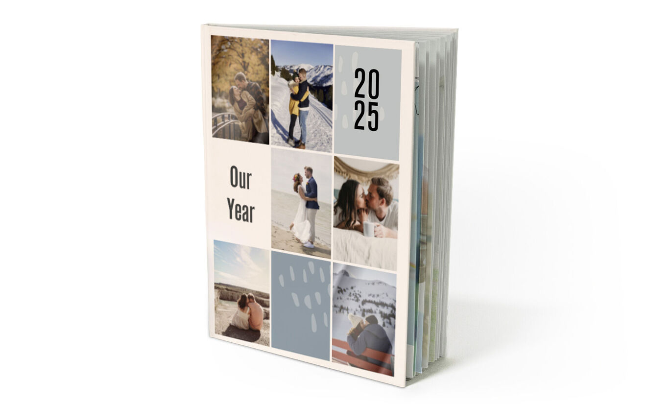 Una mesa cubierta con un fotolibro que muestra hermosos recuerdos de viaje