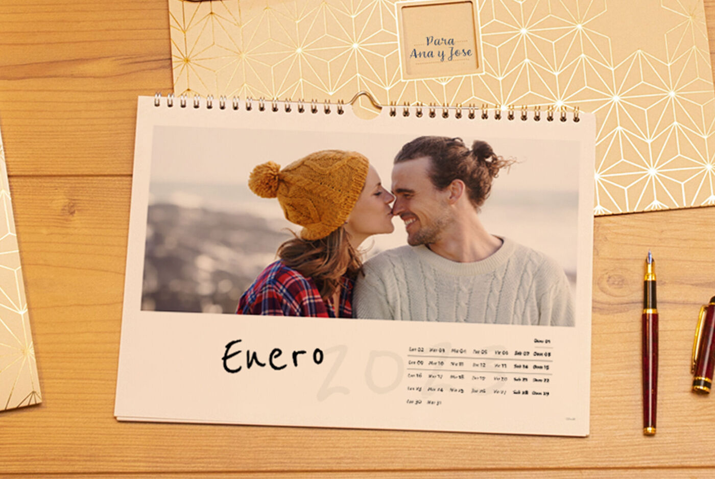 Una hoja de calendario de enero 2023 con una bonita imagen de dos personas sonriendo.