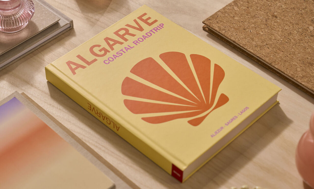 Álbum de fotos de la colección de viajes con el título «Algarve» en la portada.
