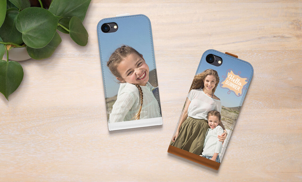 Dos fundas de smartphone con diseños personalizados sobre un fondo de madera clara.