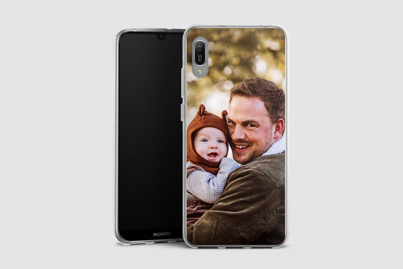 Un teléfono muestra un abrazo cariñoso entre un adulto y un niño.