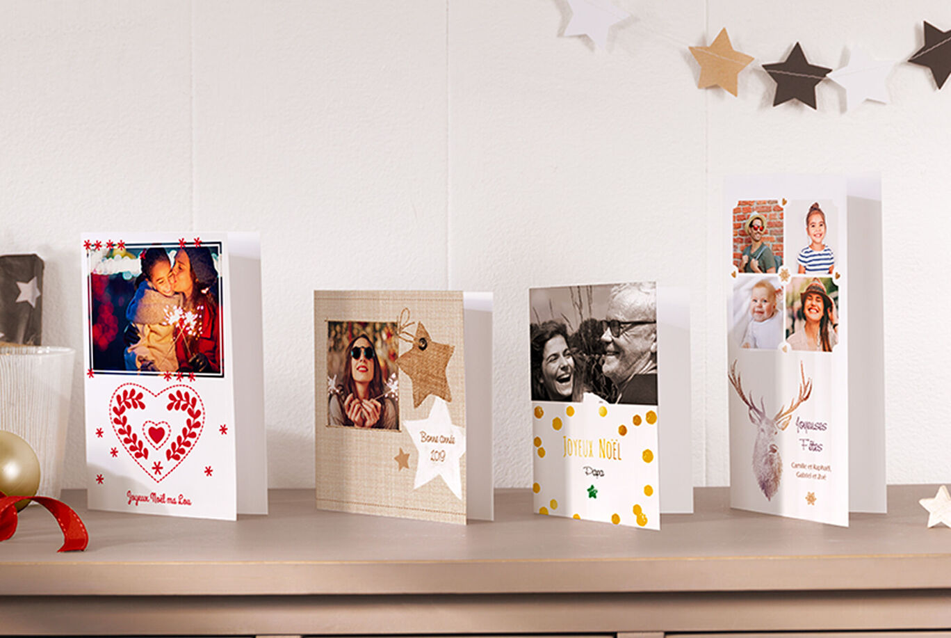 Tarjetas coloridas con diferentes diseños y fotos sobre una mesa.