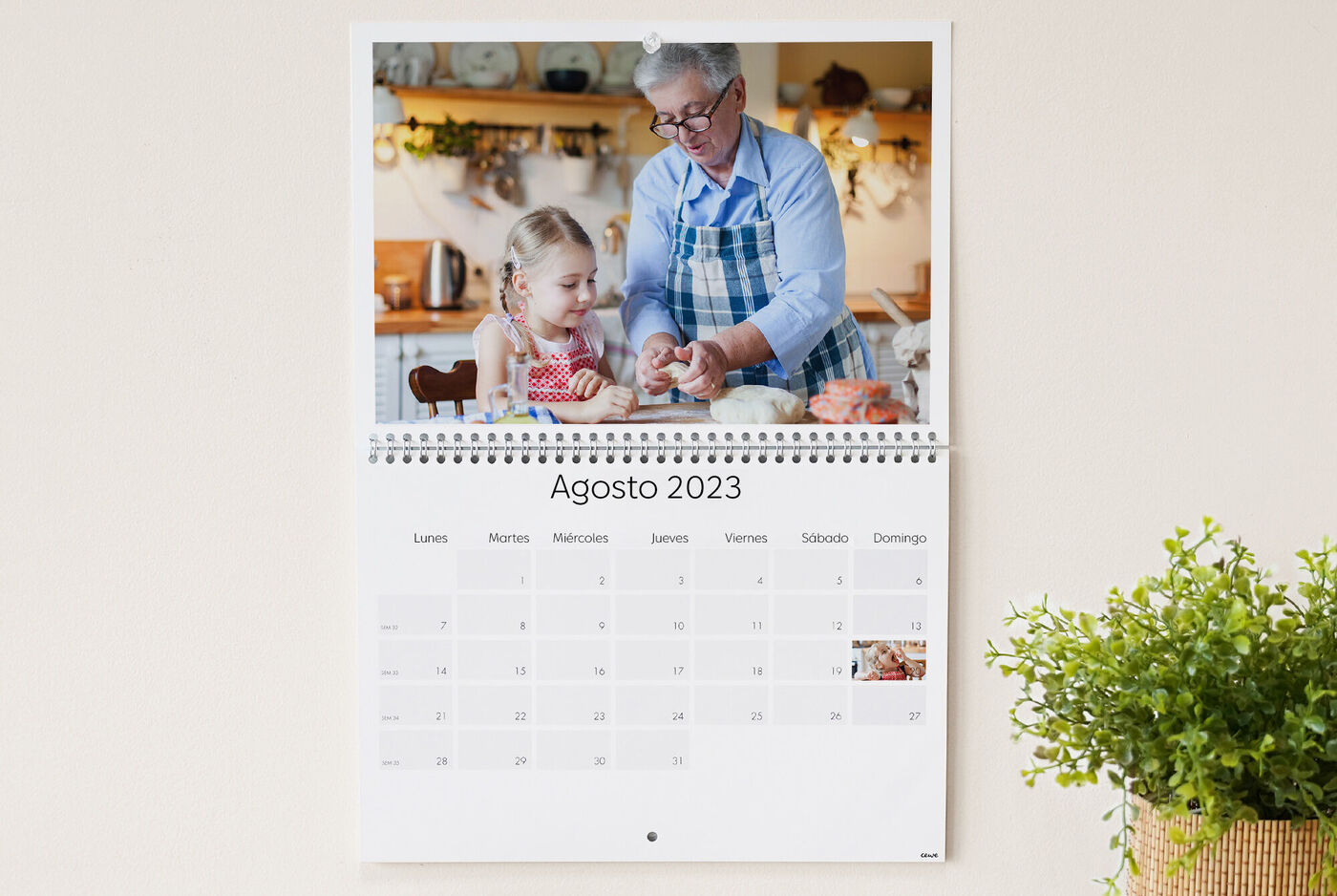 Abuela hornea galletas con su nieta en el calendario CEWE.