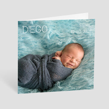 Un lindo bebé en una manta gris sobre un fondo azul con sus datos de nacimiento.
