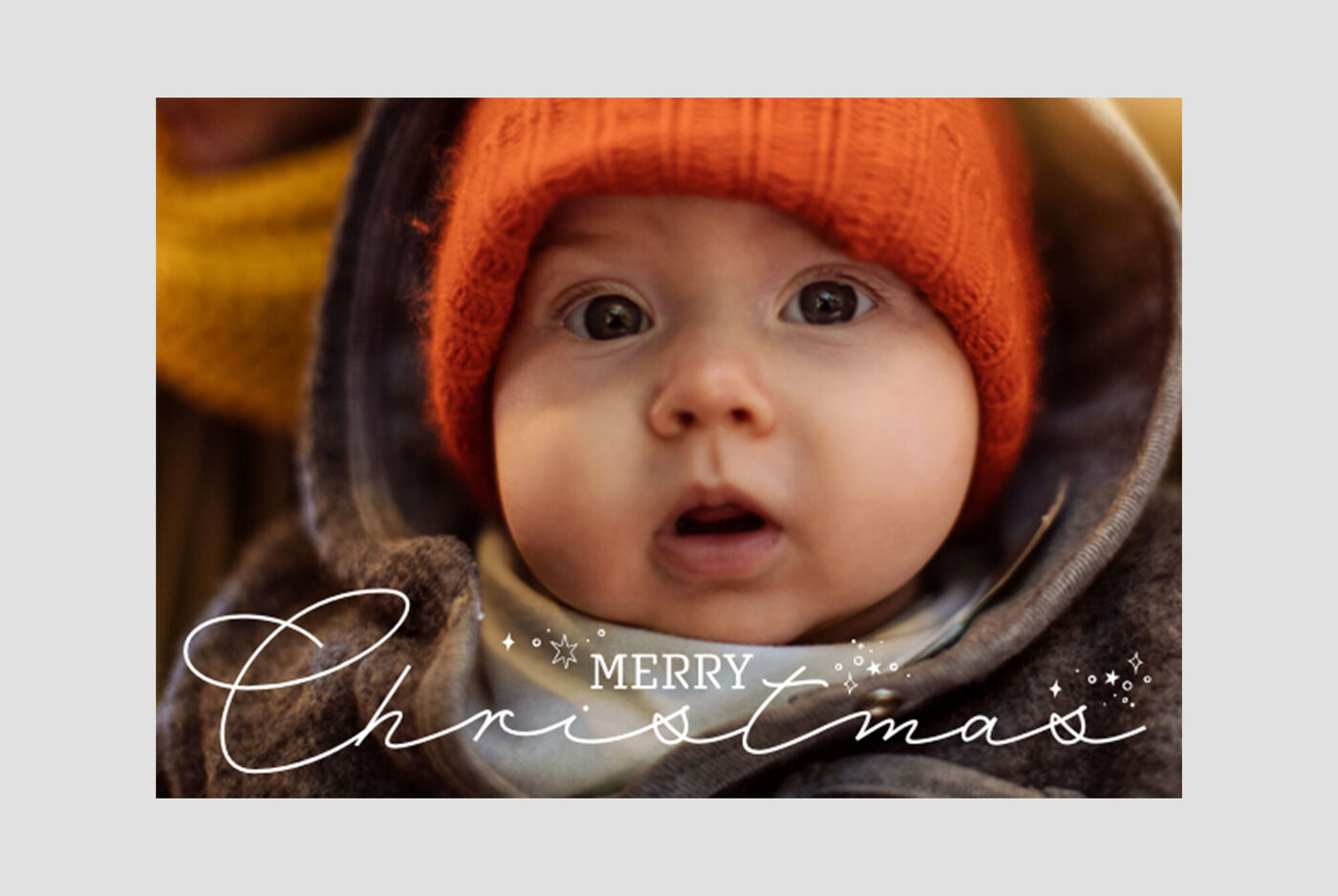 Una persona feliz lleva un abrigo de lana disfrutando de la Navidad al aire libre.