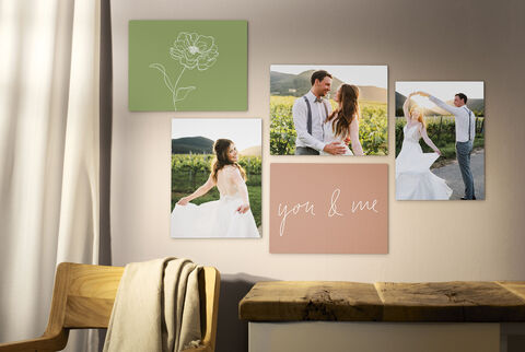 Diseño creativo de pared con cuatro imágenes de una pareja en la naturaleza y un motivo floral.