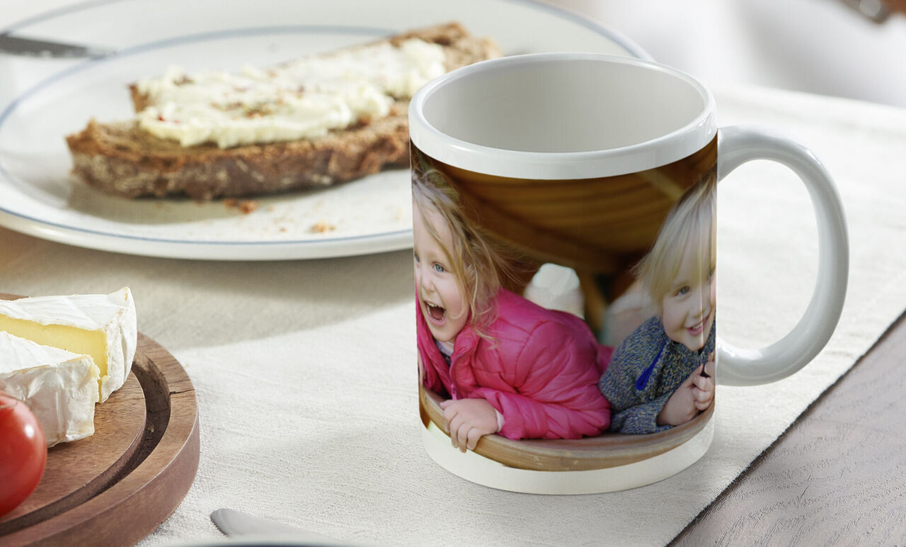 taza con foto para desayunar con tostadas