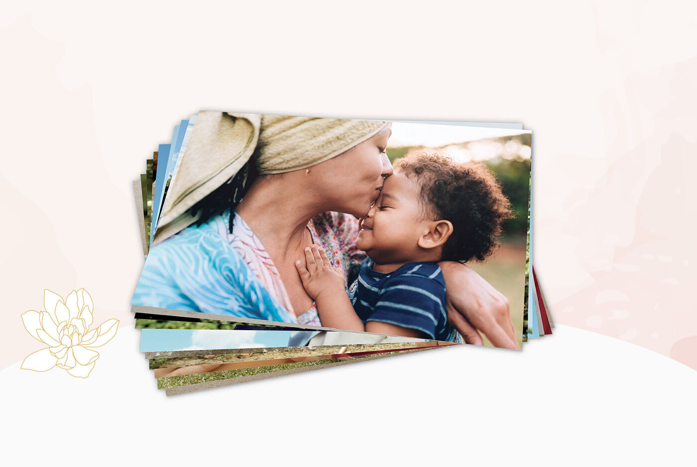 Abrazos amorosos entre madre e hijo. Ambos sonríen disfrutando del momento.