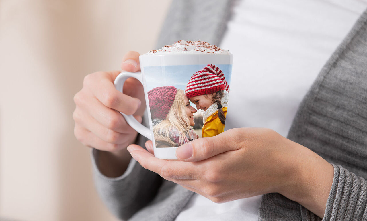 Taza con una foto personal de dos personas felices juntas