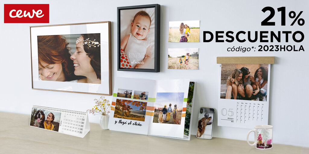 Varios productos CEWE como calendarios, fotolibros y cuadros en una mesa.
