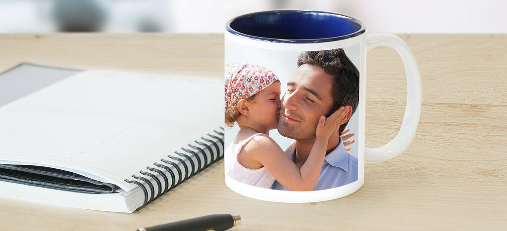 Taza con una imagen cariñosa de un niño y un adulto