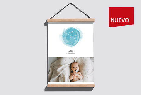 Un póster emocional con un lindo bebé. Fondo azul con constelaciones y el nombre "Pablo". Emanan calidez y alegría.