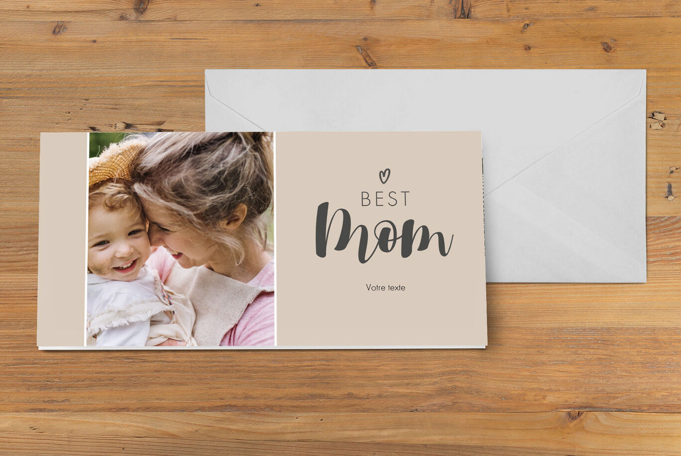 Un amoroso álbum de fotos para la mejor mamá titulado 'MEJOR MAMA'. Está sobre una mesa de madera.