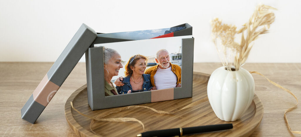 Maravillosa imagen de un marco con foto y un jarrón que crea un ambiente acogedor.