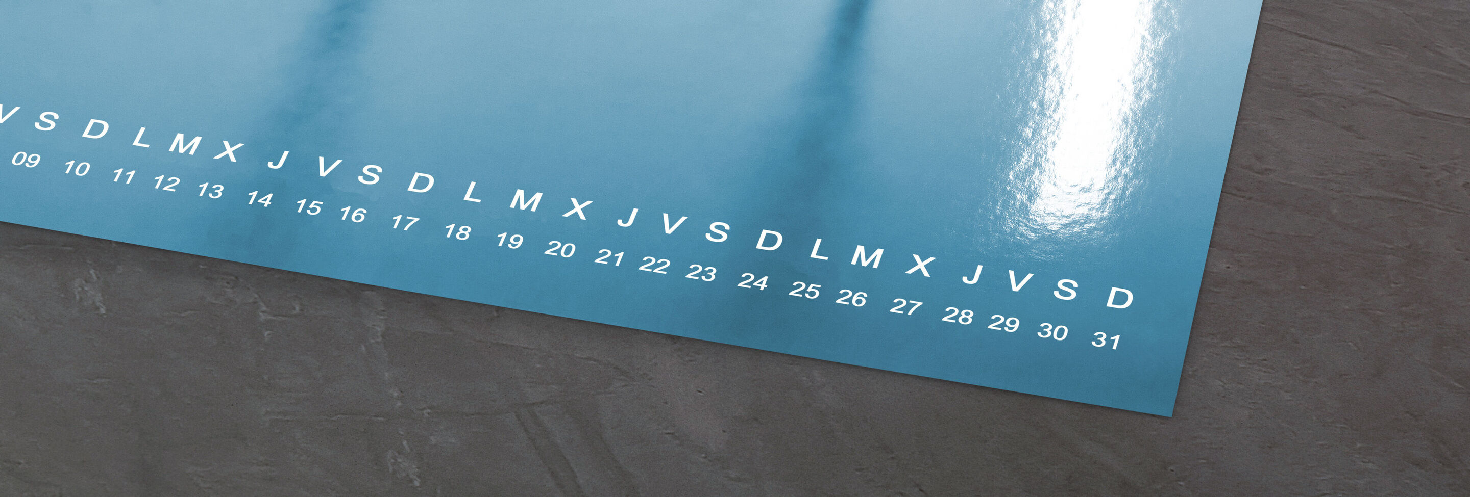 Calendario con fondo azul y fechas del mes. Brillante y ordenado.