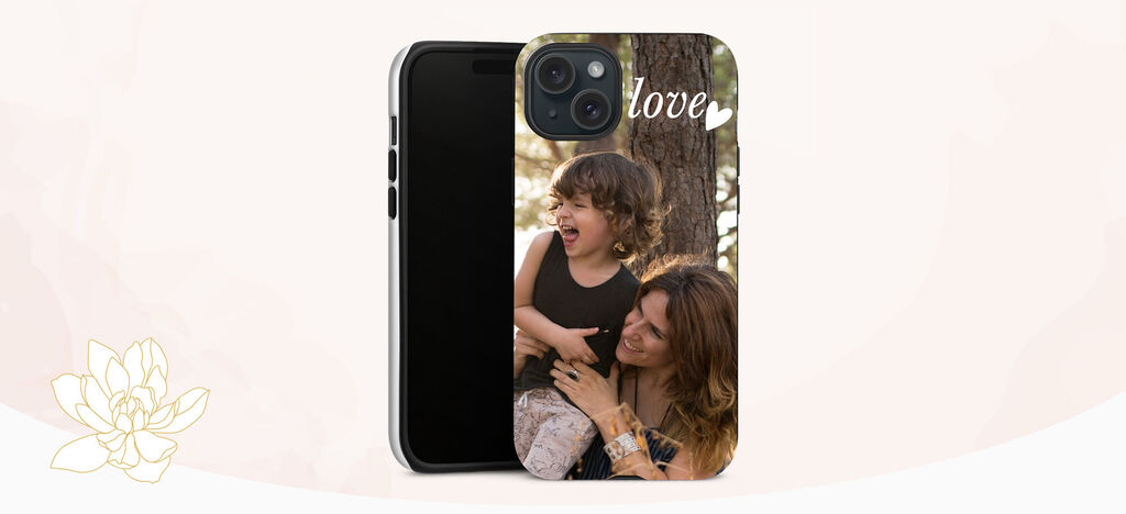 Personas con un smartphone decorado con un diseño amoroso