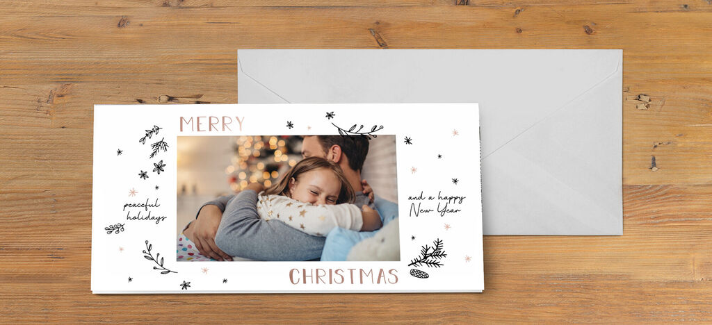 Una dulce tarjeta navideña con el texto 'Feliz Navidad' y una hermosa ilustración alrededor de la imagen. Un árbol de Navidad brilla en el fondo.