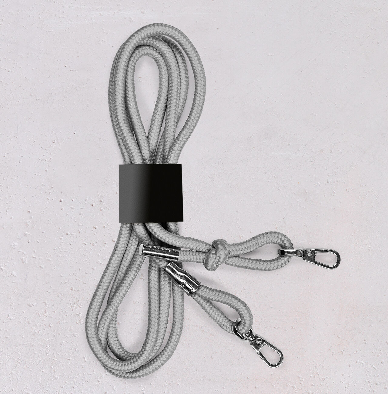 Cordón gris con dos mosquetones, bien enrollado.