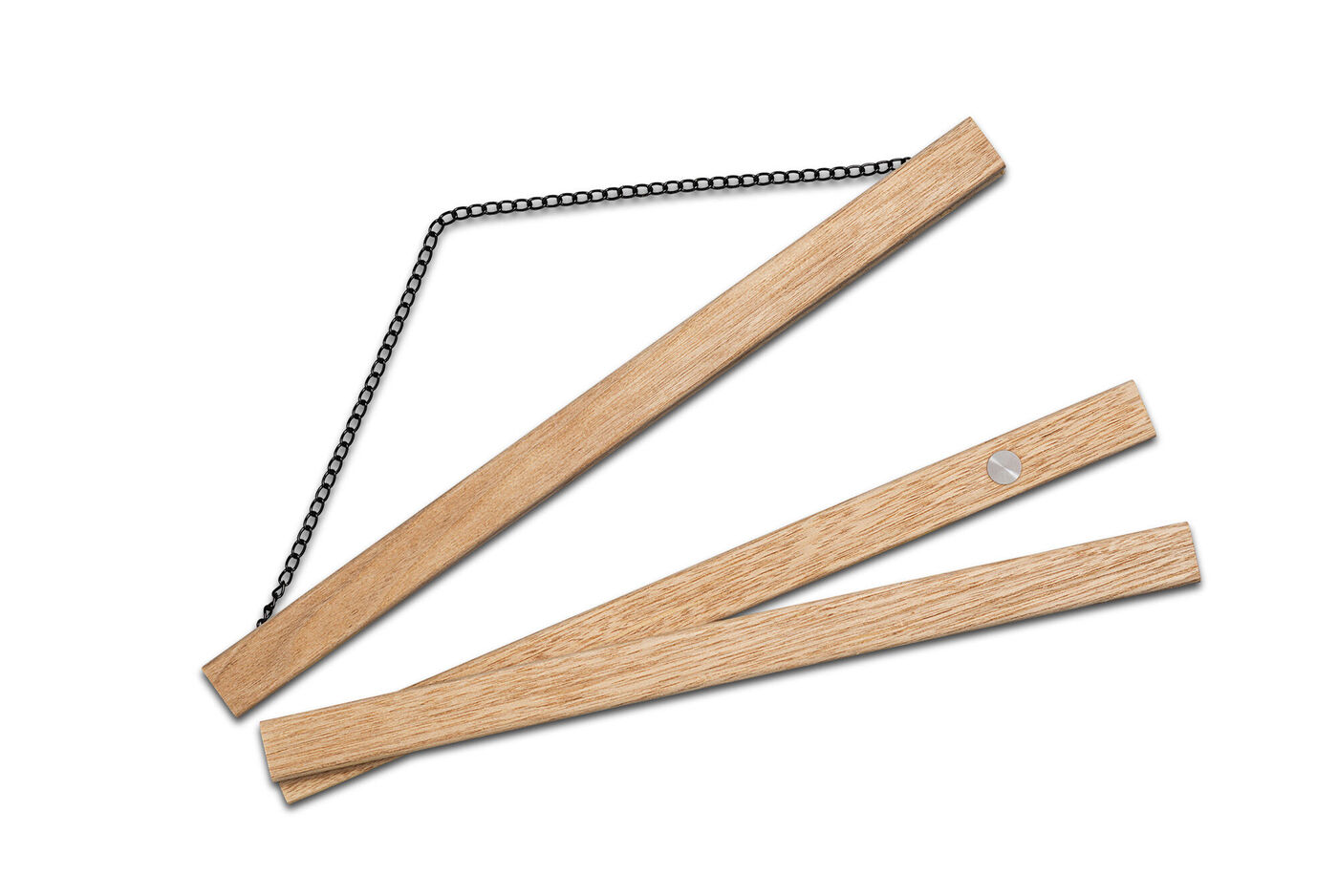 Tres listones de madera apilados con una cadena que muestra el diseño flexible