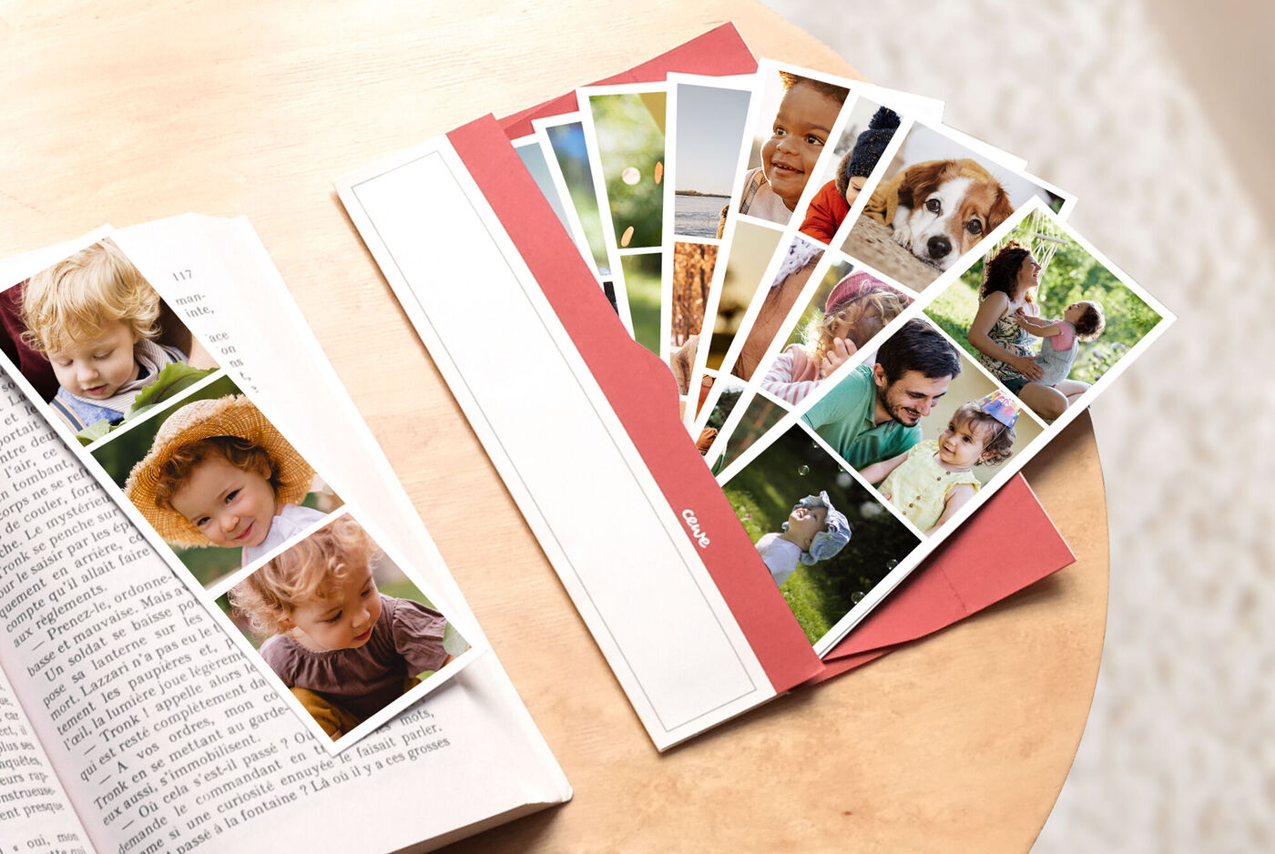Una selección de fotos impresas con cariño en un libro CEWE, sobre una mesa junto a un libro.