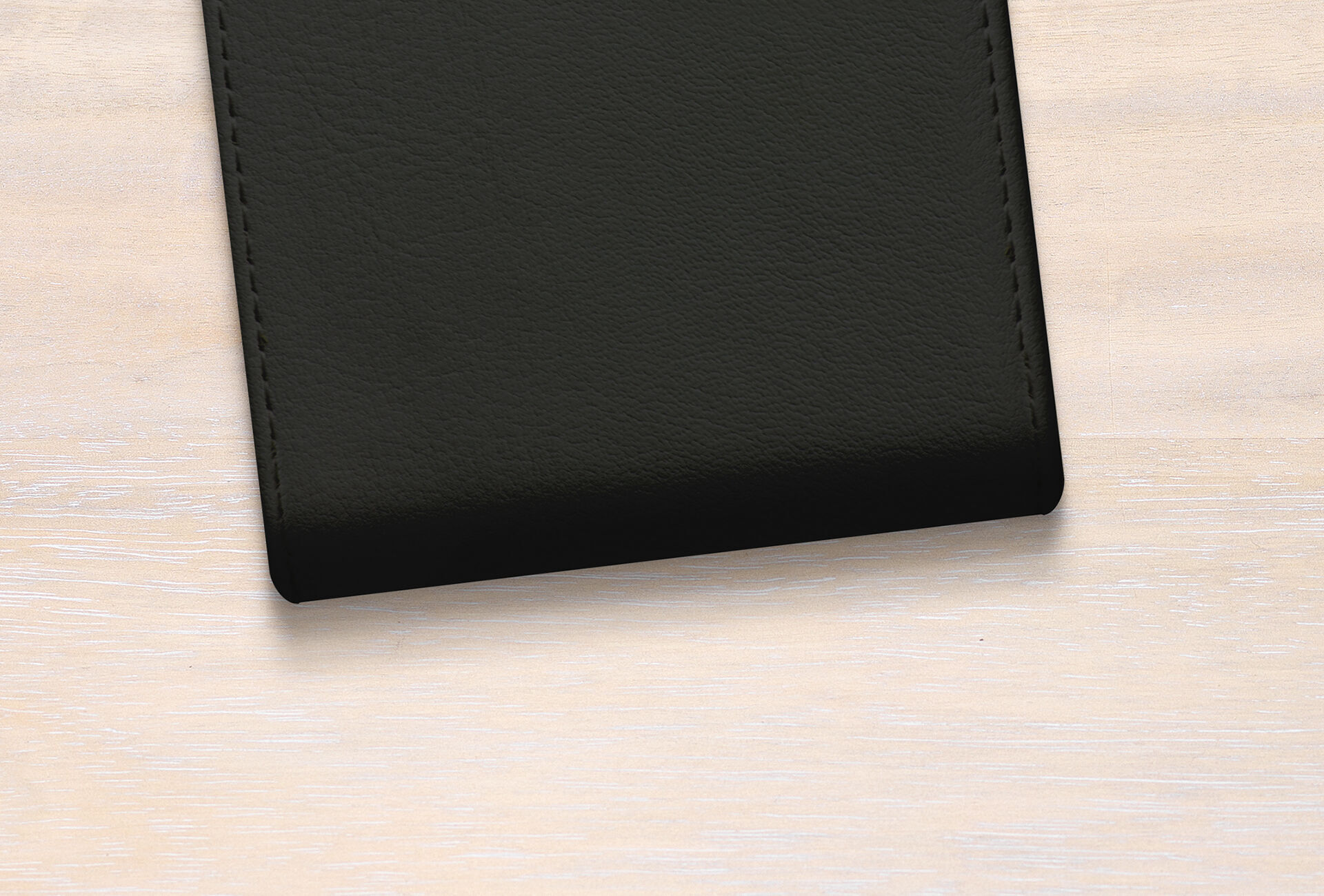 Álbum fotográfico negro sobre un fondo de madera clara.