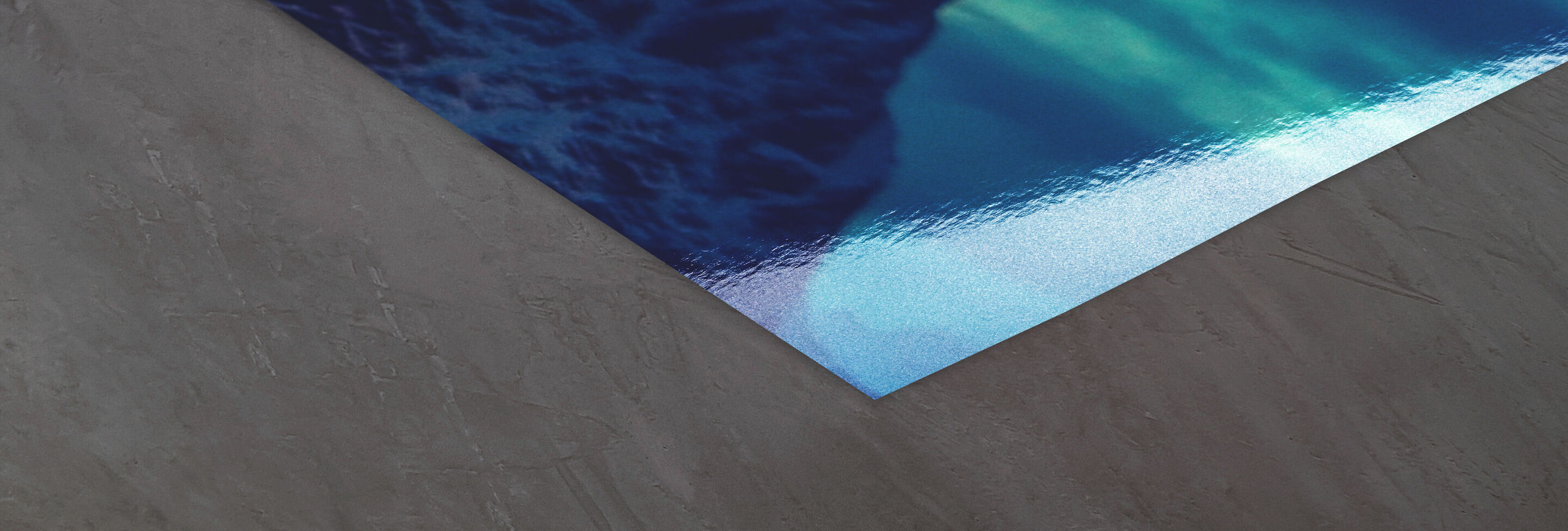 Área gris en la parte inferior que se convierte en un área de agua azul.