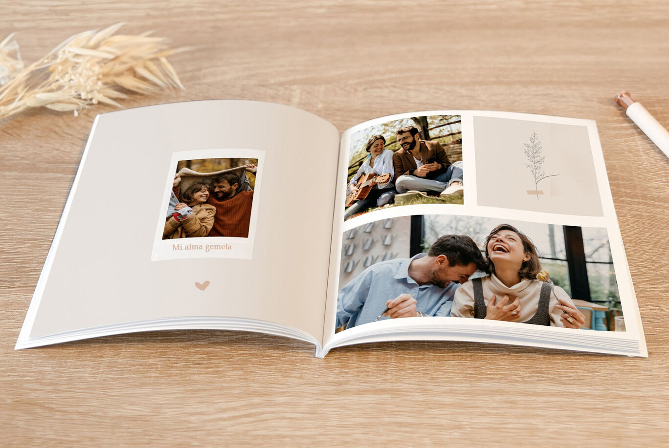 Un álbum abierto con recuerdos amorosos sobre una mesa de madera, que muestra momentos felices.