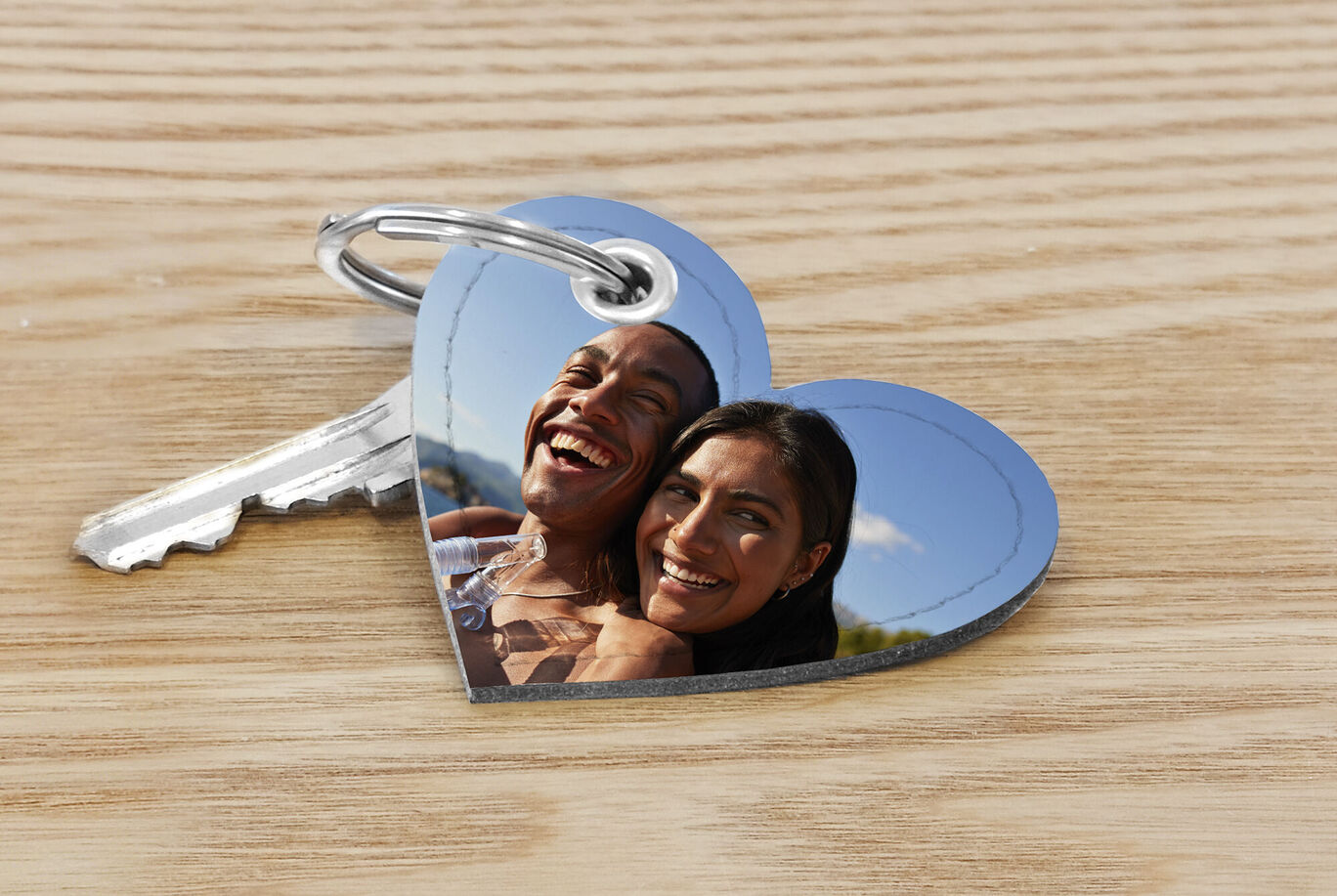 Un llavero en forma de corazón que muestra una pareja disfrutando de un momento especial.