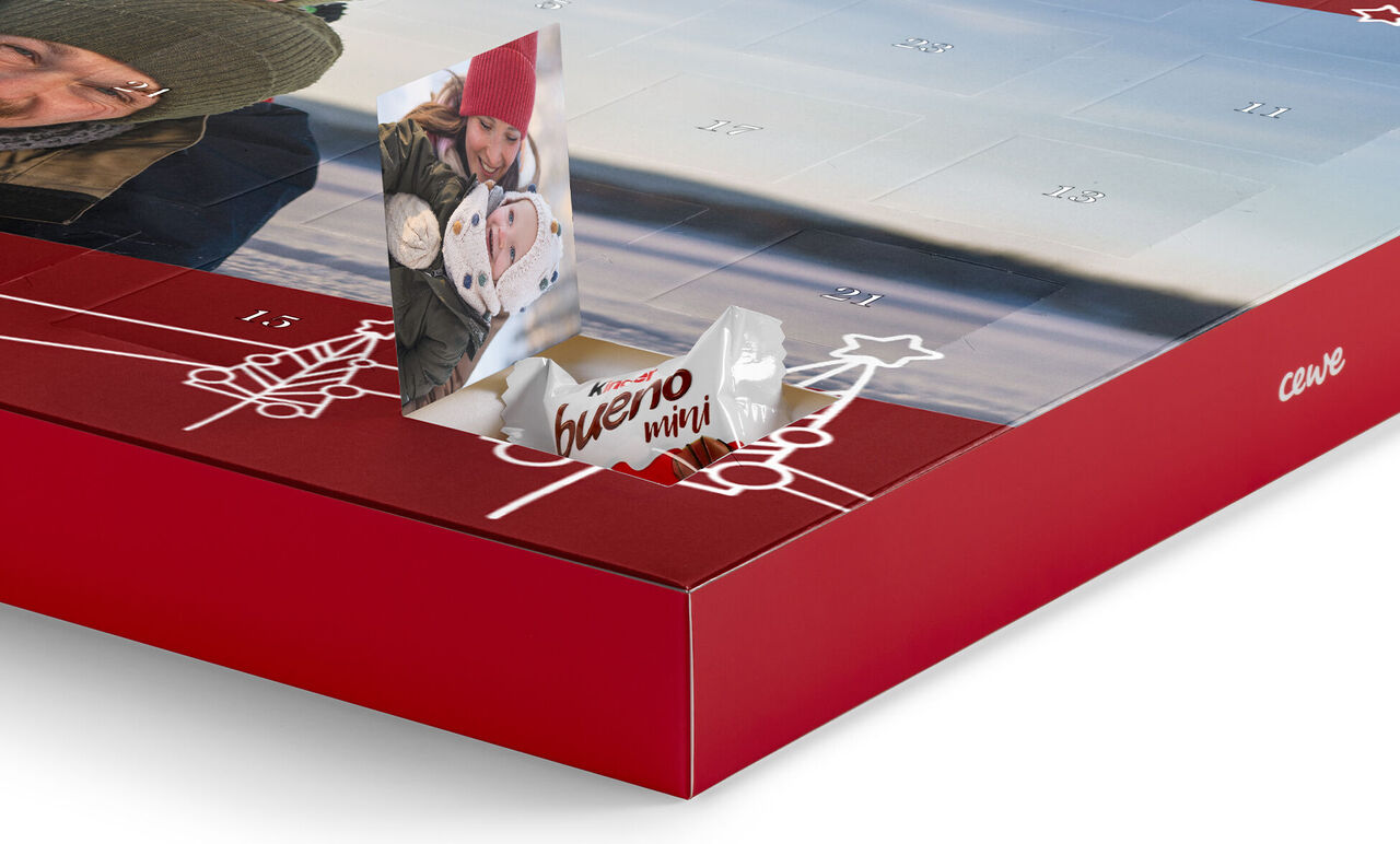 foto de un kinder bueno mini con una foto personalizada en la ventana de un calendario de Adviento