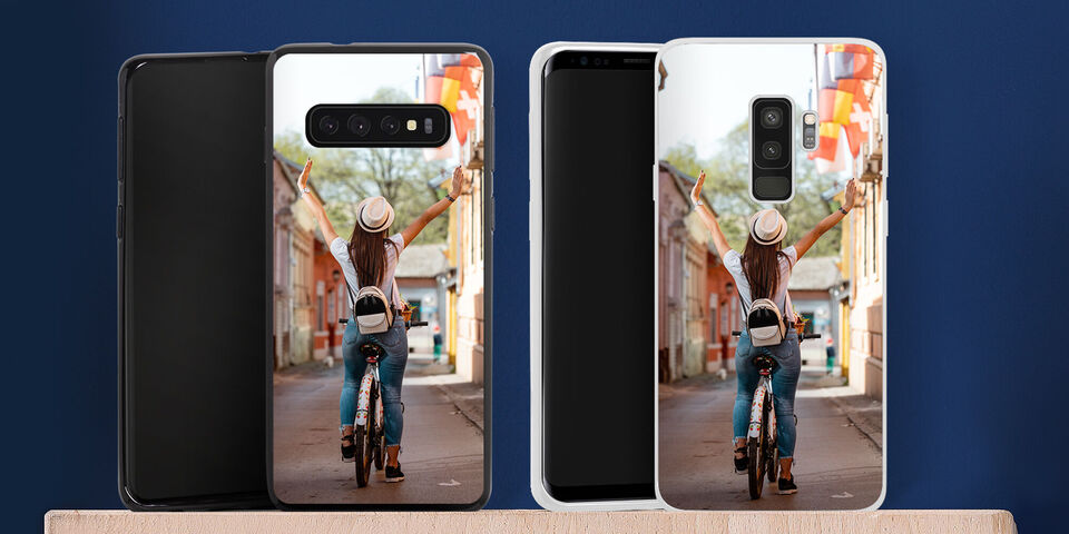 Mujer feliz monta en bicicleta por una calle colorida.